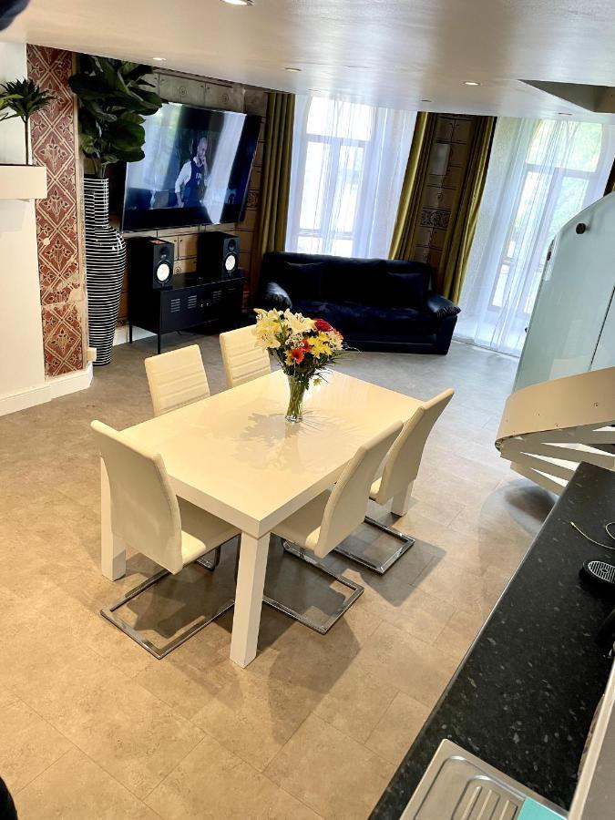 Rare 1-Bed Church Converted Apartment In London Exteriör bild